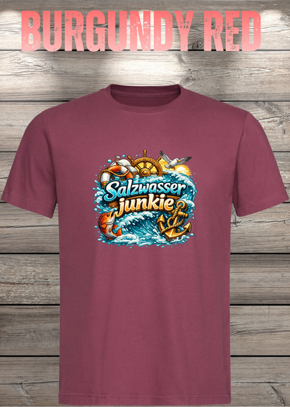 Salzwasser-Junkie Unisex T-Shirt in Burgundy Red.