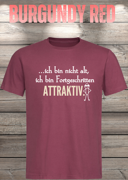 Ich bin nicht alt – ich bin fortgeschritten attraktiv! Herren T-Shirt in Burgundy Red.