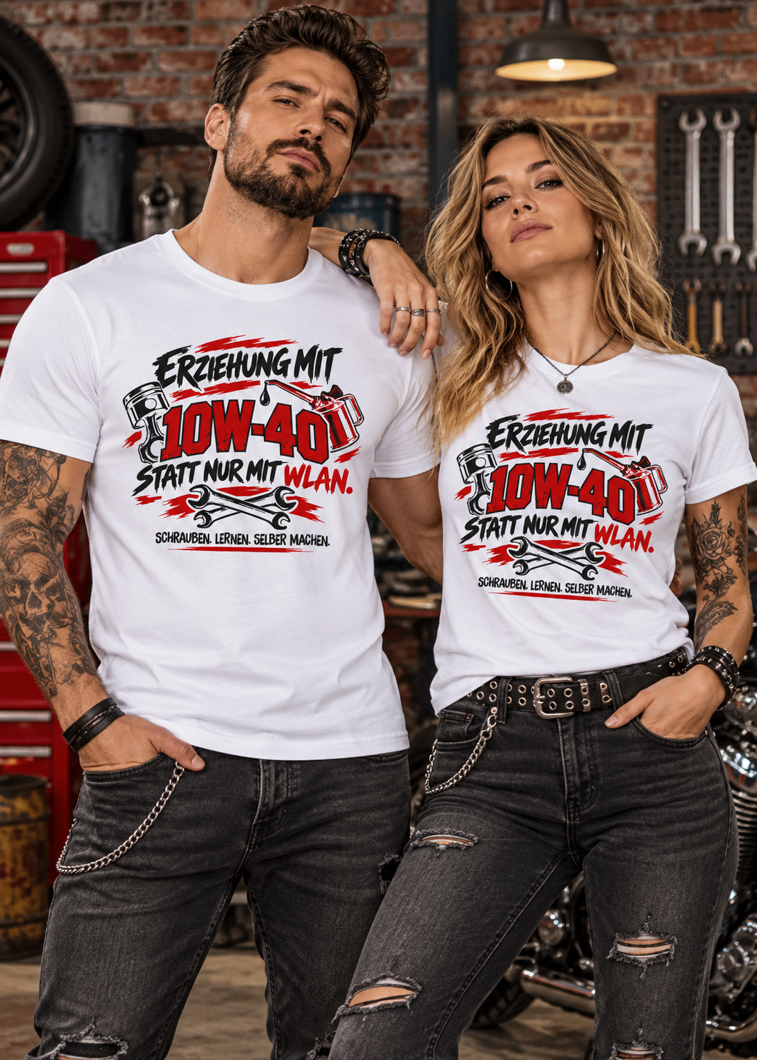 Tragebeispiel: Unisex-T-Shirt „Erziehung mit 10W-40“ in White.