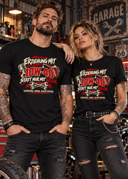 Tragebeispiel: Unisex-T-Shirt „Erziehung mit 10W-40“ in Black Opal.