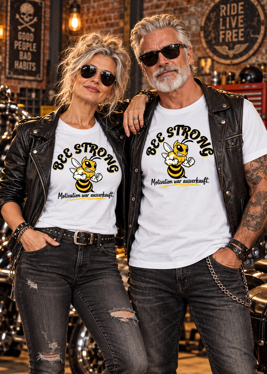 Tragebeispiel: Unisex-T-Shirt „BEE STRONG – Motivation war ausverkauft“ in White.