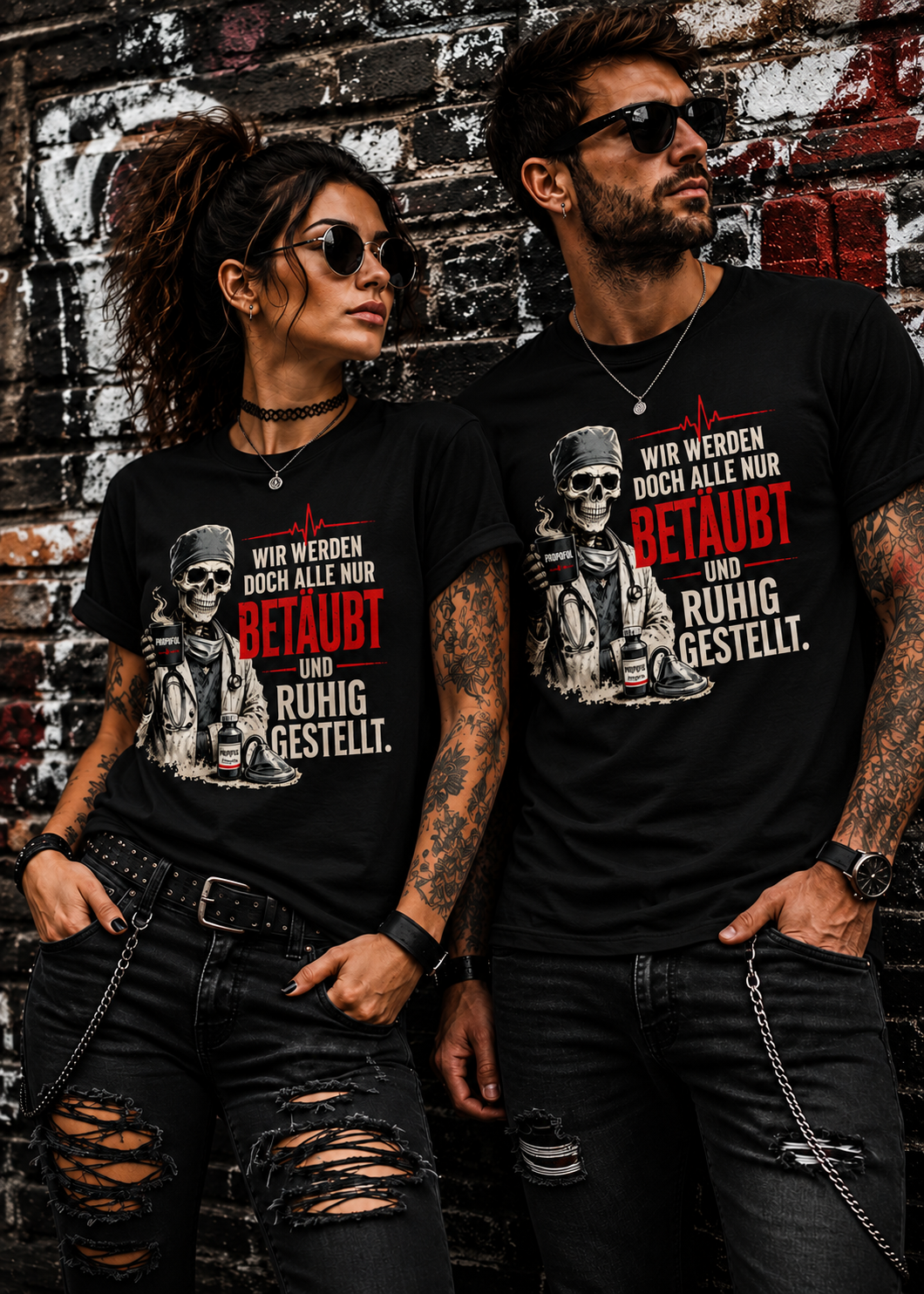 Tragebeispiel: Anästhesie T-Shirt – Wir werden doch alle nur betäubt und ruhig gestellt in Black Opal.