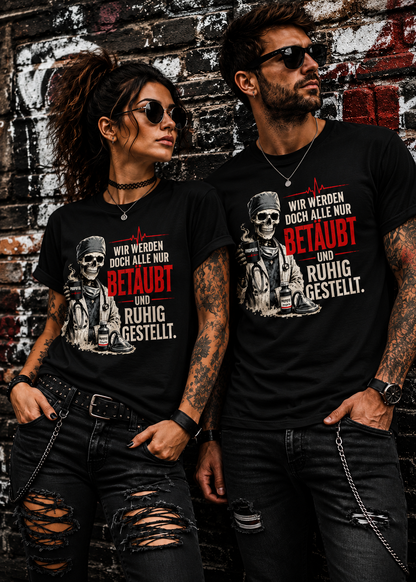 Tragebeispiel: Anästhesie T-Shirt – Wir werden doch alle nur betäubt und ruhig gestellt in Black Opal.
