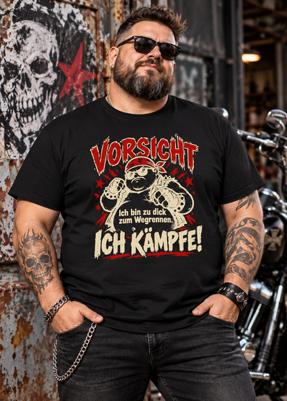 Tragebeispiel: Vorsicht – Ich bin zu dick zum Wegrennen, ich kämpfe! Herren T-Shirt in Black Opal.