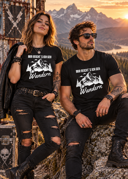 Tragebeispiel: Unisex-T-Shirt „Mir reicht's, ich geh Wandern“ in Black Opal.