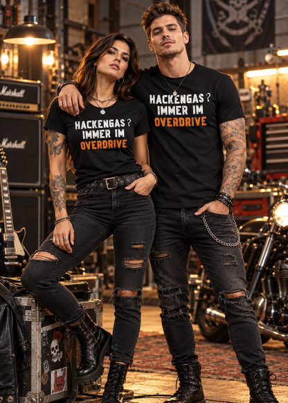 Tragebeispiel: Unisex-T-Shirt „Hackengas? Immer im Overdrive“ in Black Opal.
