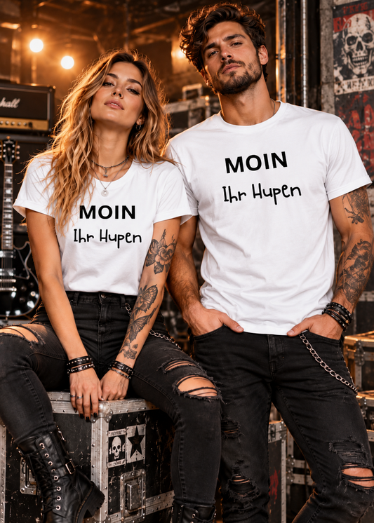 Frau und Mann tragen weißes Unisex T-Shirt mit schwarzem Aufdruck MOIN Ihr Hupen im rockigen Style mit Jeans und Boots.