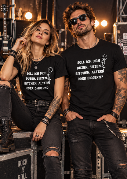 Frau und Mann tragen schwarze Unisex T-Shirts mit weißem Spruch Soll ich dich duzen, siezen, bitchen, altern oder diggern und Strichmännchen im rockigen Backstage-Stil.