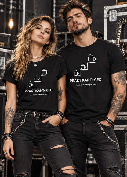 Frau und Mann im rockigen Style tragen schwarze Unisex T-Shirts mit Kaffeetassen-Motiv und dem Spruch Praktikant zum CEO meiner Kaffeepausen.