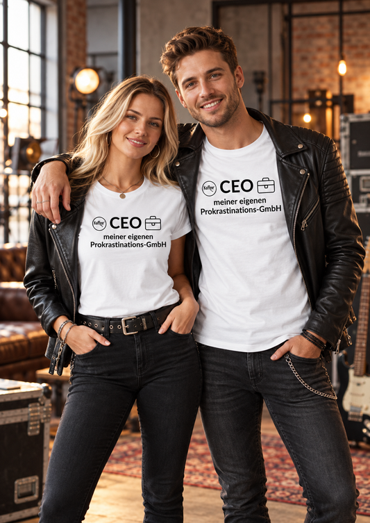 Frau und Mann tragen weiße T-Shirts mit schwarzem CEO meiner eigenen Prokrastinations-GmbH Schriftzug und Bürohumor-Motiv.