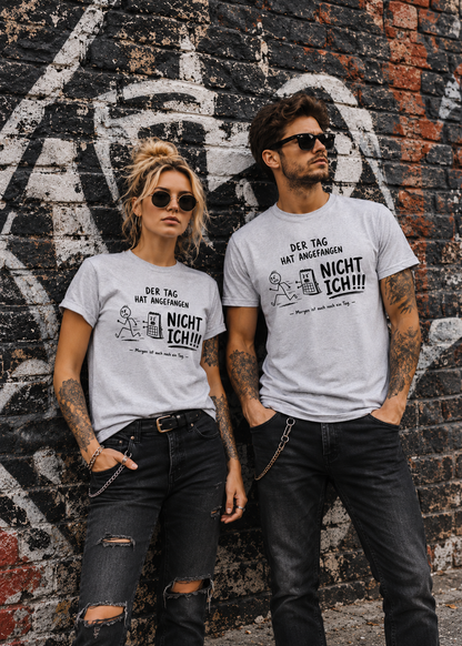 Tragebeispiel: Unisex-T-Shirt „Der Tag hat angefangen, NICHT ICH!!!“ in Grey Heather.