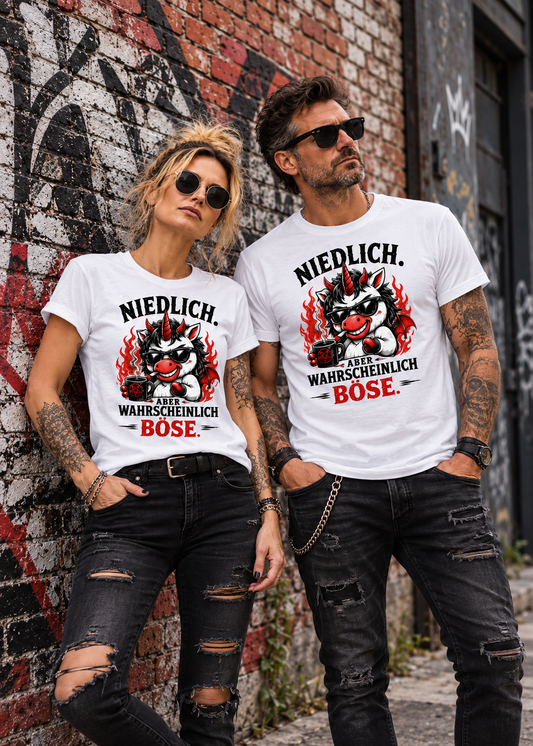 Tragebeispiel: Unisex-T-Shirt „Niedlich aber wahrscheinlich böse“ in White.
