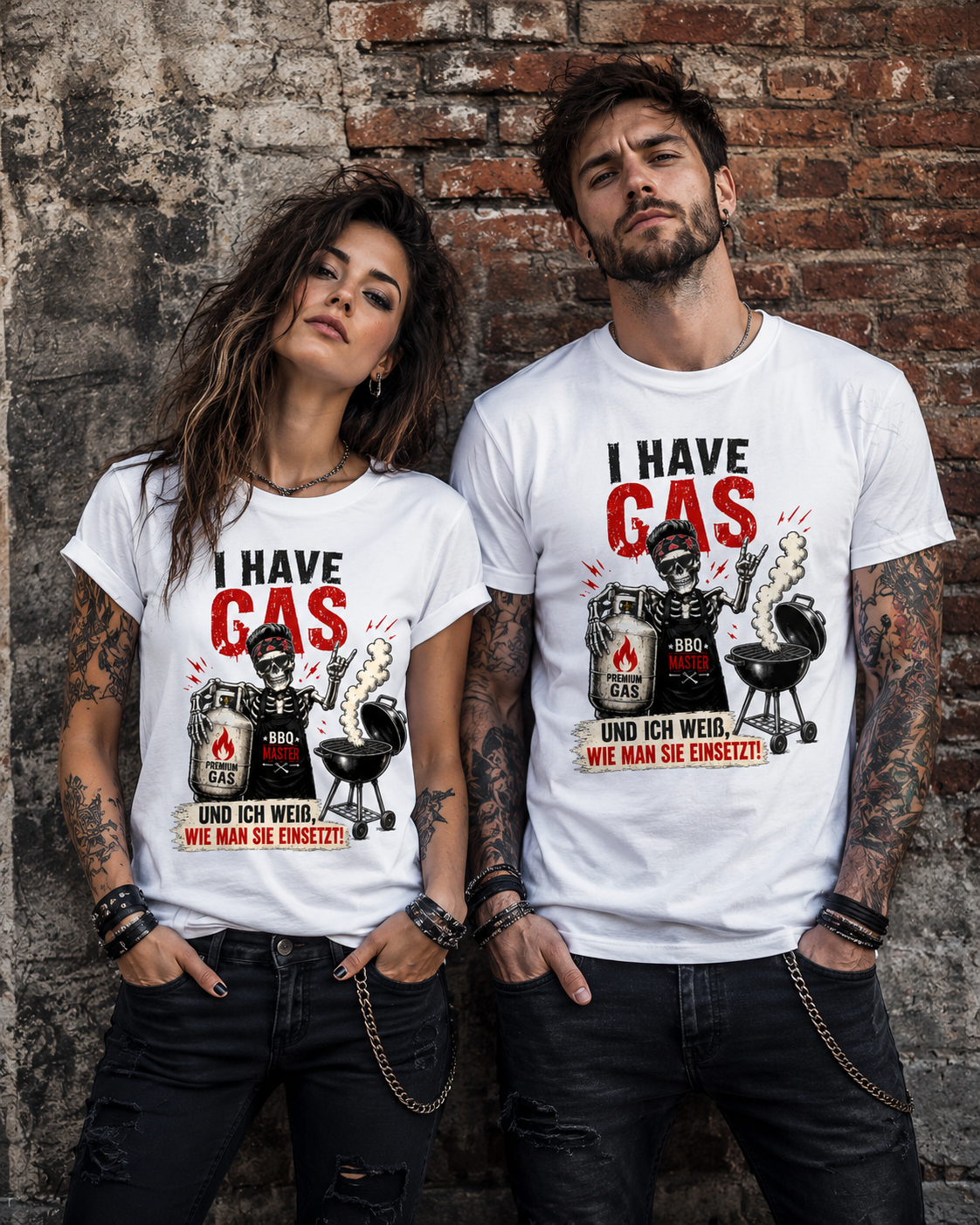 Frau und Mann tragen weiße Grillshirts mit lustigem Skelett-Motiv