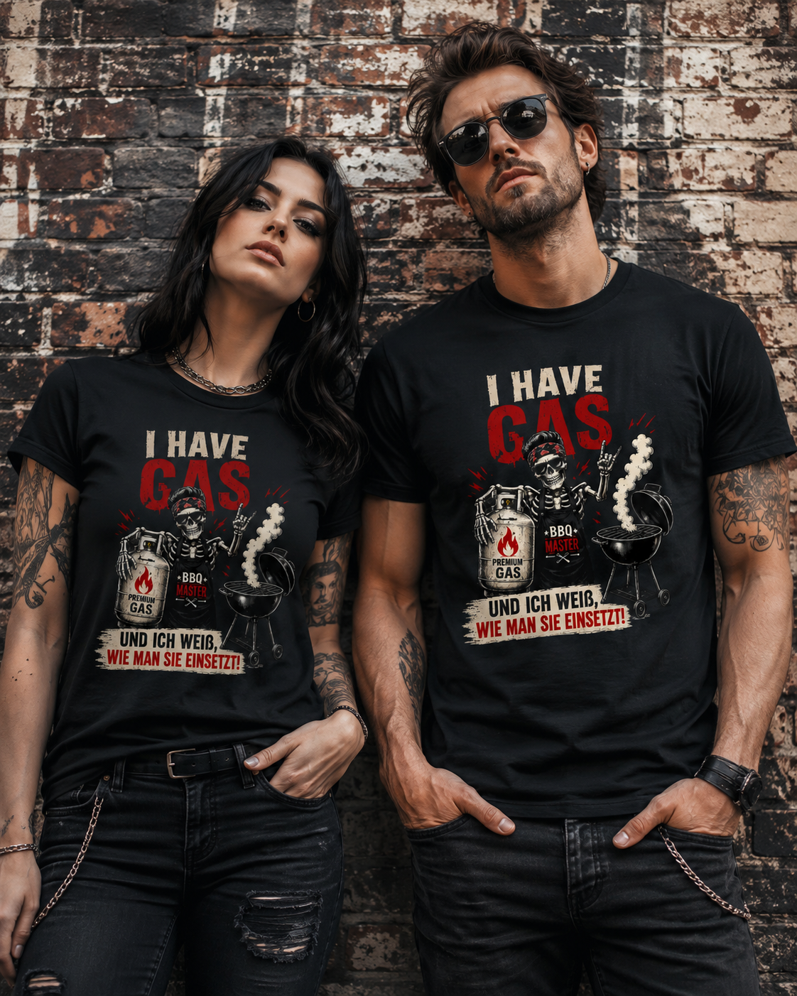 Frau und Mann tragen schwarze Grillmeister T-Shirts mit Skelett und Gasgrill-Motiv