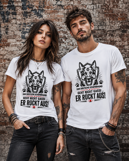 Frau und Mann tragen weiße T-Shirts mit Deutscher-Schäferhund-Motiv und humorvollem Hundespruch