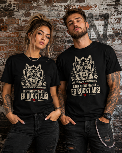 Frau und Mann tragen schwarze Schäferhund T-Shirts mit dem Spruch Geht nicht Gassi er rückt aus