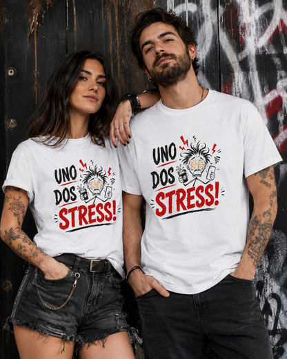 Frau und Mann tragen weiße Unisex T-Shirts mit dem lustigen Spruch UNO DOS STRESS und rockigem Stress-Motiv.