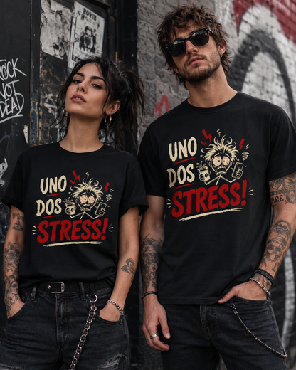 Frau und Mann tragen schwarze Unisex T-Shirts mit dem Spruch UNO DOS STRESS und gestresster Comicfigur mit Kaffee und Handy.