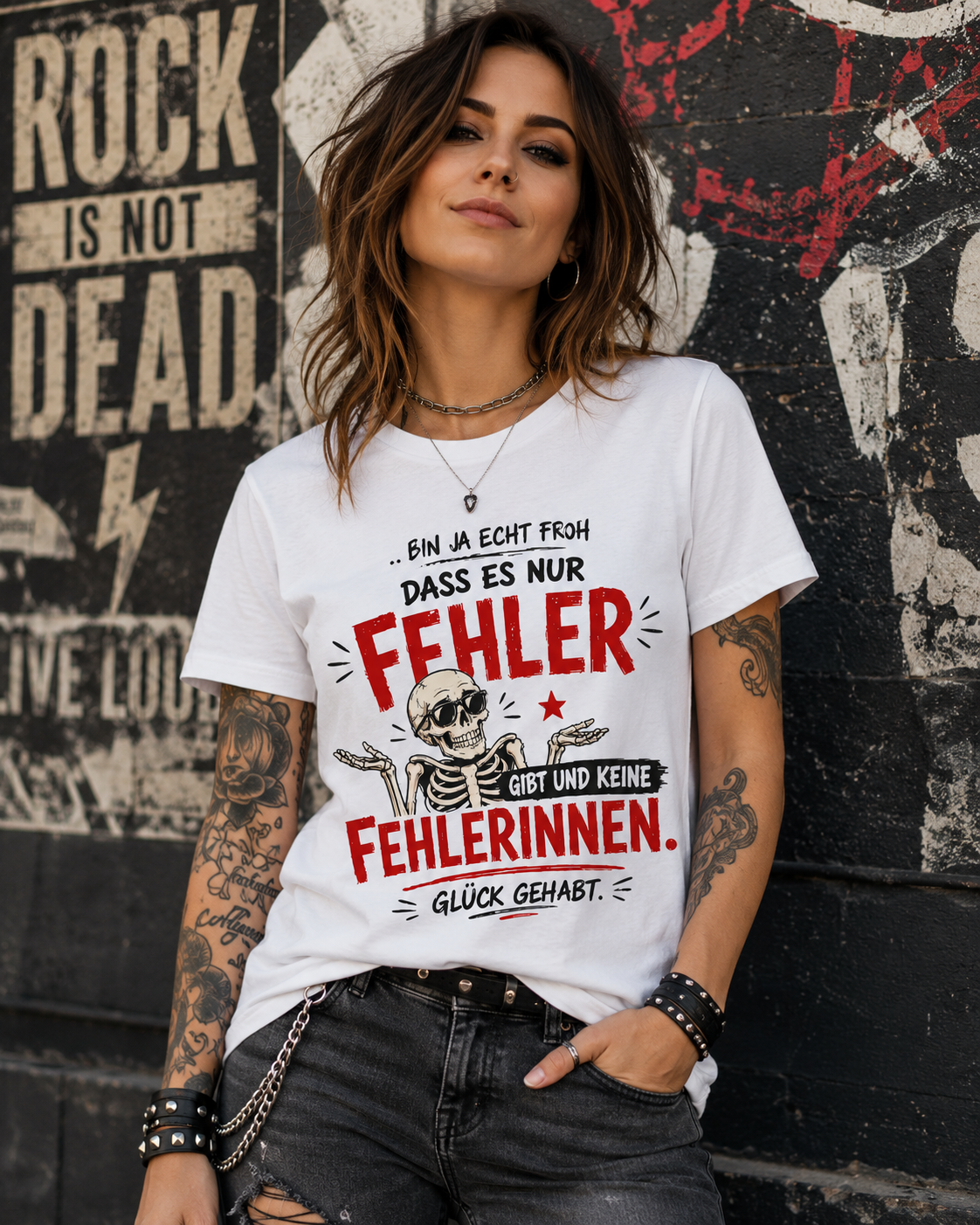Frau trägt weißes Damen T-Shirt mit rockigem Skelett-Motiv und dem lustigen Spruch über Fehler und Fehlerinnen.