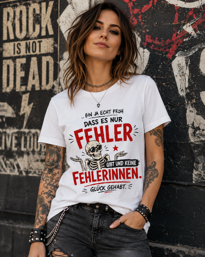 Frau trägt weißes Damen T-Shirt mit rockigem Skelett-Motiv und dem lustigen Spruch über Fehler und Fehlerinnen.