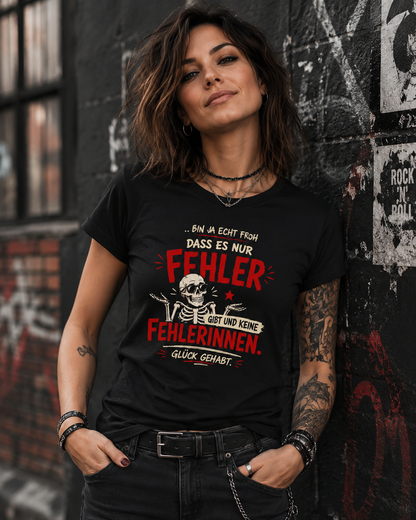 Frau trägt schwarzes Damen T-Shirt mit Skelett und dem frechen Spruch über Fehler und Fehlerinnen im rockigen Stil.