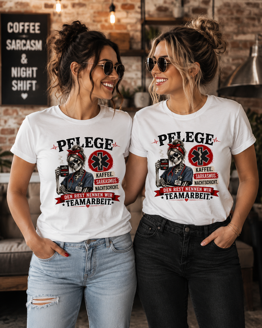 Pflege Damen T-Shirt – Kaffee, Sarkasmus, Nachtschicht – Den Rest nennen wir Teamarbeit