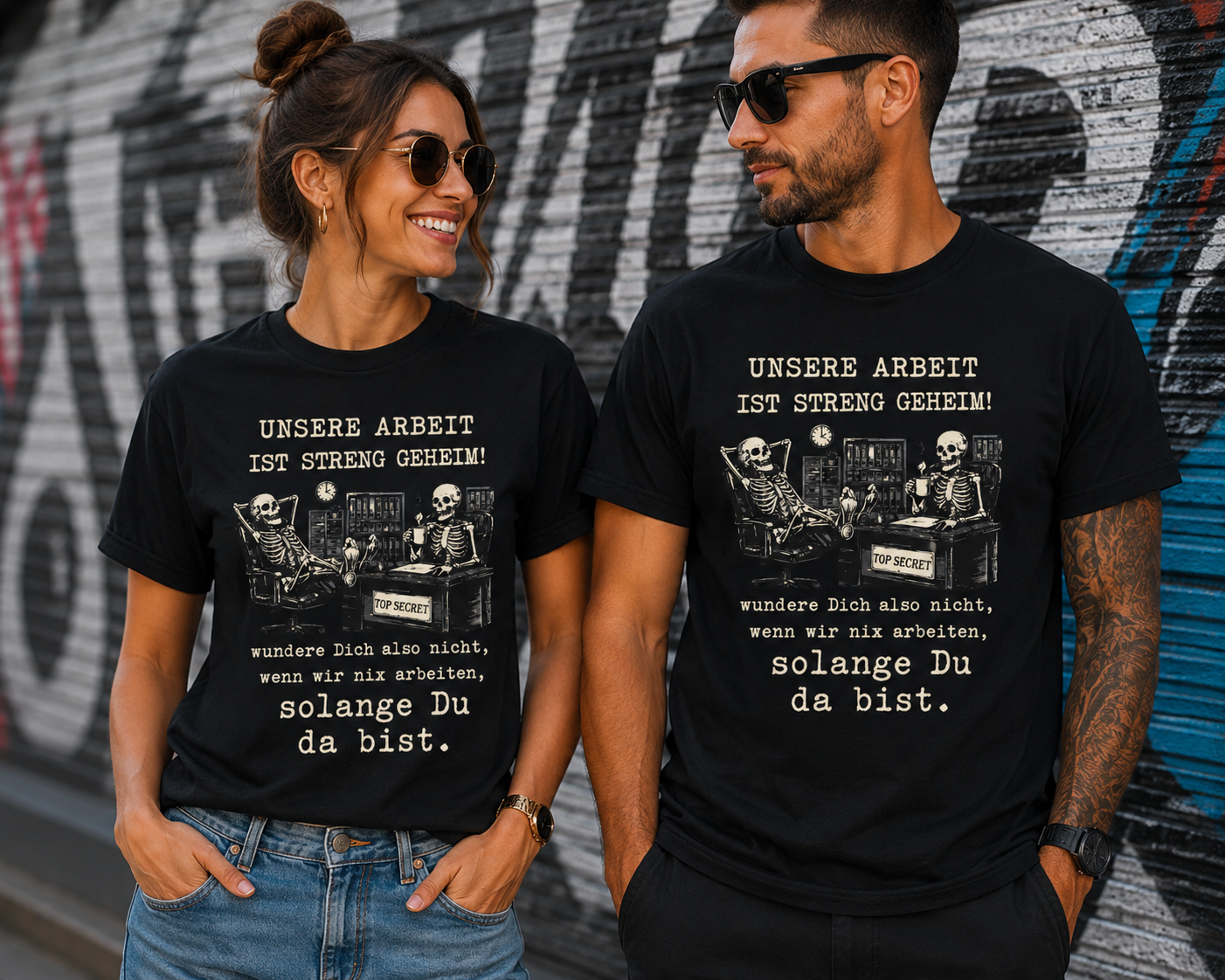 Unsere Arbeit ist streng geheim – Lustiges Büro Skelett T-Shirt | Fun Shirt für Kollegen