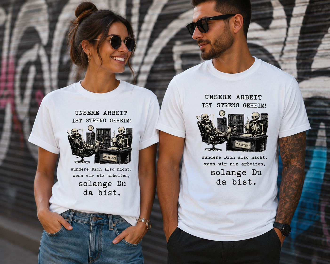 Unsere Arbeit ist streng geheim – Lustiges Büro Skelett T-Shirt | Fun Shirt für Kollegen
