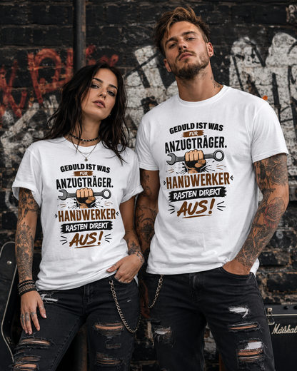 Weißes Unisex T-Shirt mit Handwerker-Motiv, Faust mit Schraubenschlüssel und dem Spruch „Geduld ist was für Anzugträger. Handwerker rasten direkt aus!“ in Schwarz, Braun und Grau.