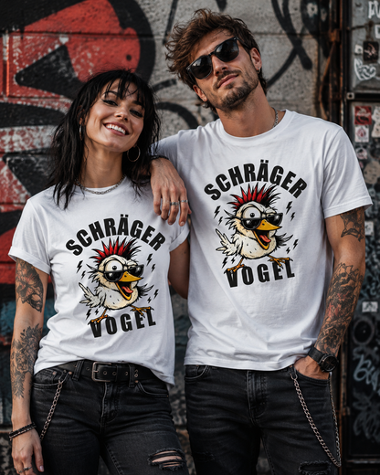 Frau und Mann im rockigen Style tragen schwarze Schräger Vogel T-Shirts mit Punk-Vogel-Motiv vor einer Graffitiwand.