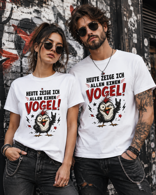 Weißes Unisex T-Shirt mit frechem Vogel mit rotem Punk-Iro und dem Spruch „Heute zeige ich allen einen Vogel“ in Schwarz und Rot.