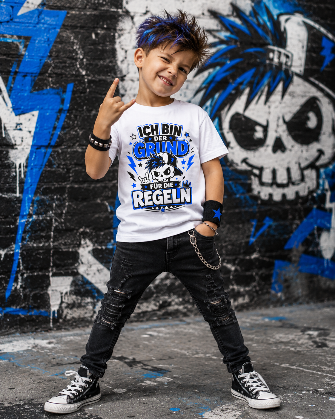 Weißes Jungen T-Shirt mit rockigem Skull-Motiv, blauen Blitzen und dem Spruch „Ich bin der Grund für die Regeln“.