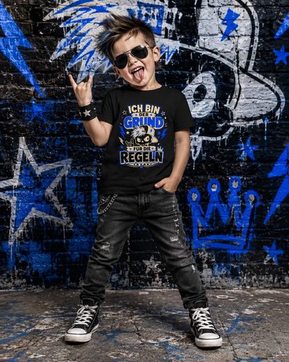 Schwarzes Jungen T-Shirt mit blau-cremefarbenem Skull mit Basecap und dem Spruch „Ich bin der Grund für die Regeln“.