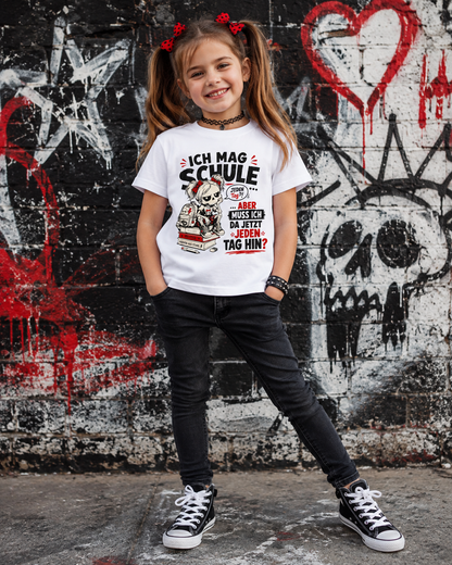 Weißes Mädchen T-Shirt mit frechem Skelett-Mädchen auf Schulbüchern und dem Spruch „Ich mag Schule, aber muss ich da jetzt jeden Tag hin?“ in Schwarz und Rot.