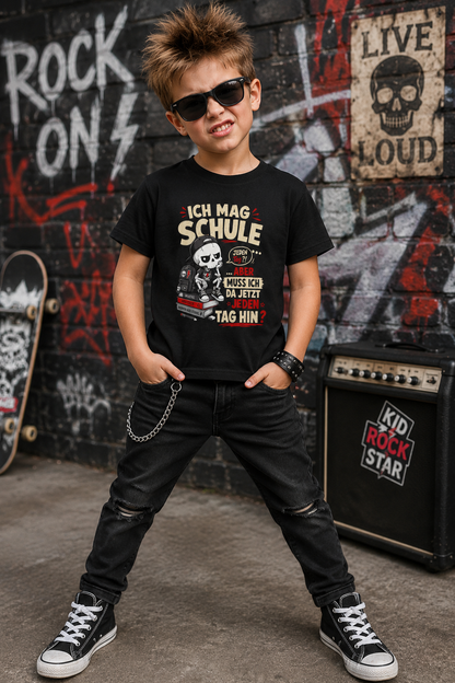 Junge im rockigen Stil trägt ein schwarzes Kinder T-Shirt mit Skelett-Schulmotiv und dem Spruch „Ich mag Schule, aber muss ich da jetzt jeden Tag hin?“.