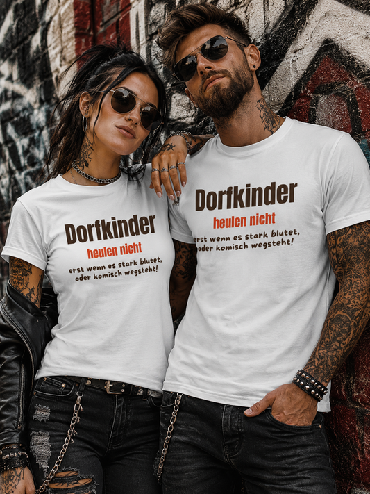Tragebeispiel: T-Shirt Dorfkinder heulen nicht erst wenn es blutet oder komisch wegsteht in White.