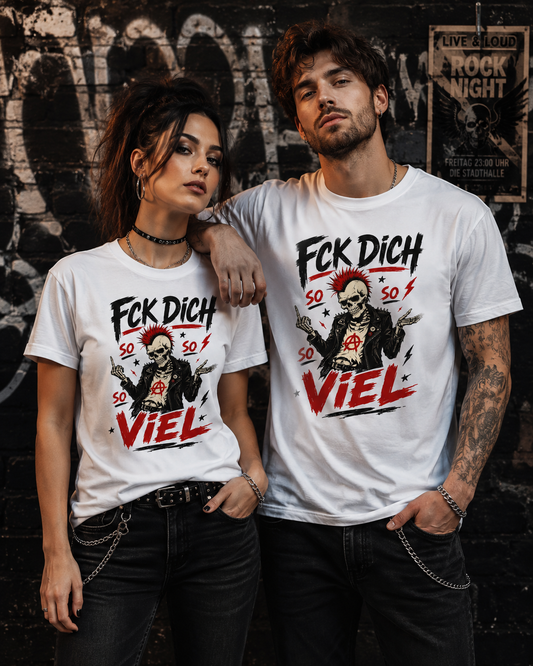 Frau und Mann im rockigen Stil tragen weiße Unisex T-Shirts mit Punk-Skelett und frechem Spruch vor einer dunklen Graffitiwand.