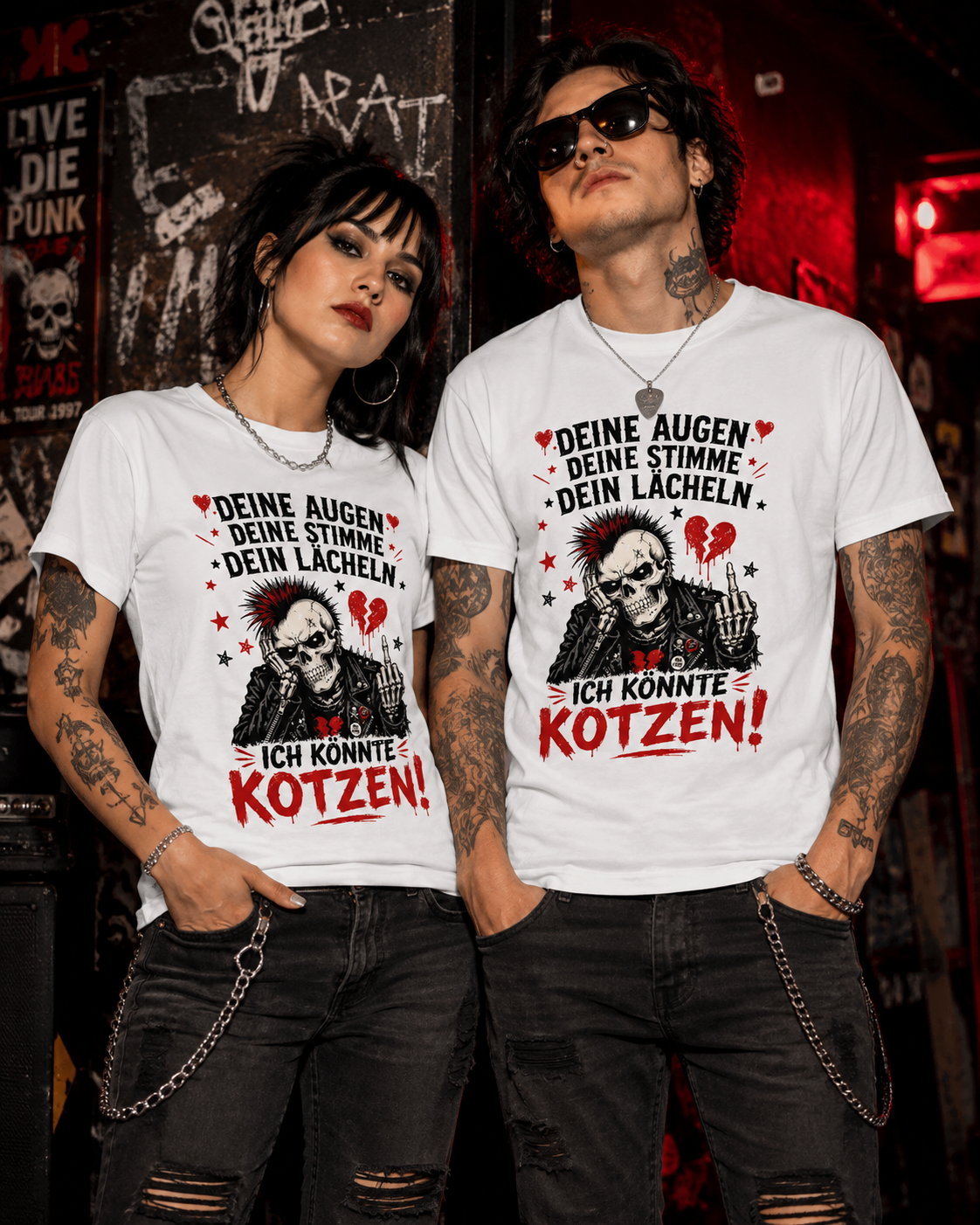 Frau und Mann im rockigen Stil tragen weiße Unisex T-Shirts mit sarkastischem Punk-Skelett-Motiv vor einem dunklen Rock-Hintergrund.