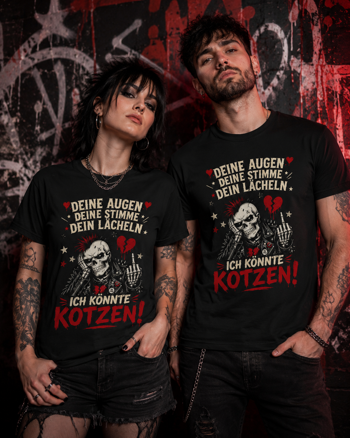 Frau und Mann im rockigen Stil tragen schwarze Unisex T-Shirts mit Punk-Skelett und dem Spruch „Deine Augen, deine Stimme, dein Lächeln – ich könnte kotzen!“.