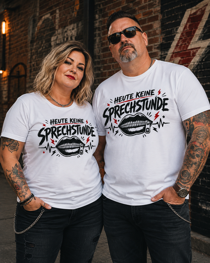 Frau und Mann tragen weißes Unisex T-Shirt Heute keine Sprechstunde mit schwarz-rotem Motiv
