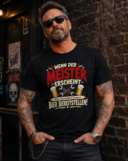 Mann trägt schwarzes Meister T-Shirt Wenn der Meister erscheint Bier bereitstellen im rockigen Stil