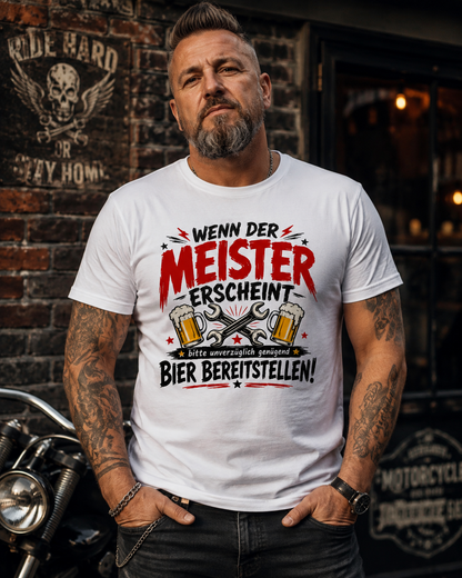 Mann trägt weißes Handwerker T-Shirt Wenn der Meister erscheint mit Bier- und Werkzeugmotiv