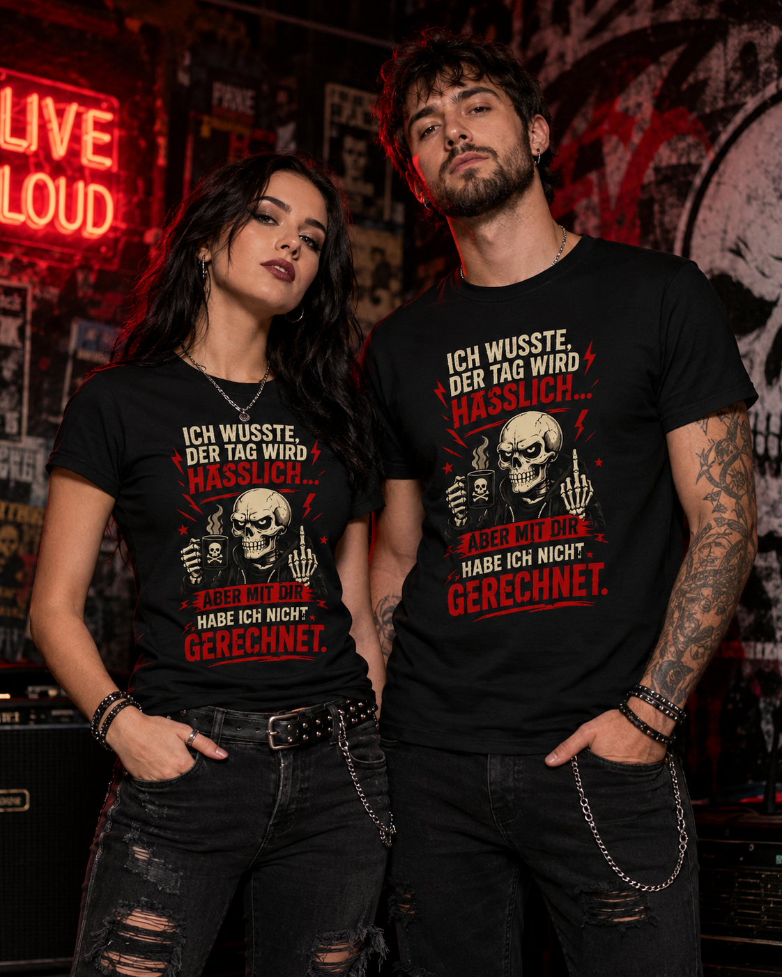 Frau und Mann im rockigen Stil tragen schwarze Unisex T-Shirts mit Kaffee-Skelett und dem Spruch „Ich wusste, der Tag wird hässlich – aber mit dir habe ich nicht gerechnet“.