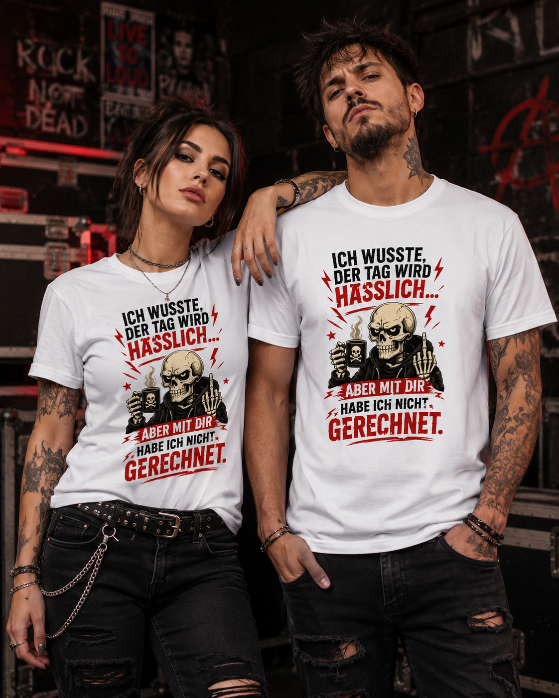 Frau und Mann im rockigen Stil tragen weiße Unisex T-Shirts mit sarkastischem Skelett-Motiv vor einem dunklen Rock-Hintergrund.