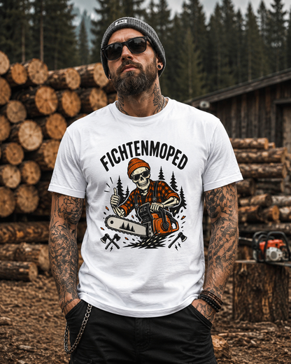 Waldarbeiter im rockigen modernen Stil trägt ein weißes Fichtenmoped T-Shirt mit Motorsägen-Skelett vor Holzstapeln und einem dunklen Fichtenwald.