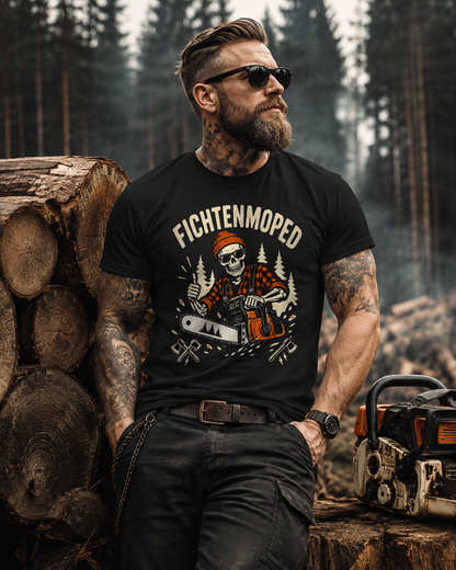 Waldarbeiter im modernen rockigen Stil trägt ein schwarzes Fichtenmoped T-Shirt mit Skelett und Motorsäge vor einem Wald mit Holzstämmen.