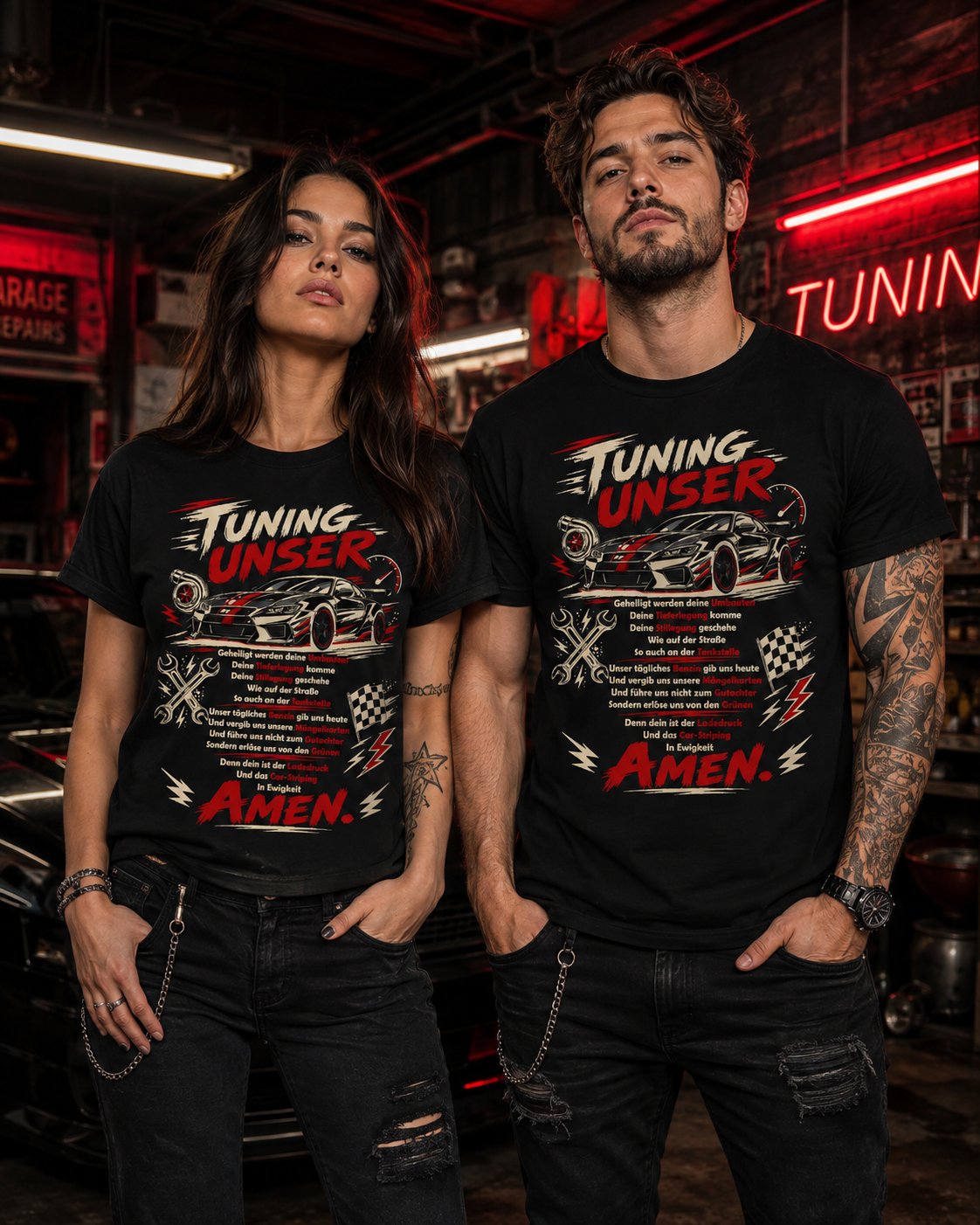 Frau und Mann im rockigen Tuning-Stil tragen schwarze Unisex T-Shirts mit „Tuning Unser“-Motiv in einer dunklen Werkstatt mit rotem Neonlicht.