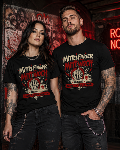 Frau und Mann im rockigen Stil tragen schwarze Unisex T-Shirts mit „Mittelfinger Mittwoch“-Motiv vor einem dunklen roten Rock-Hintergrund.