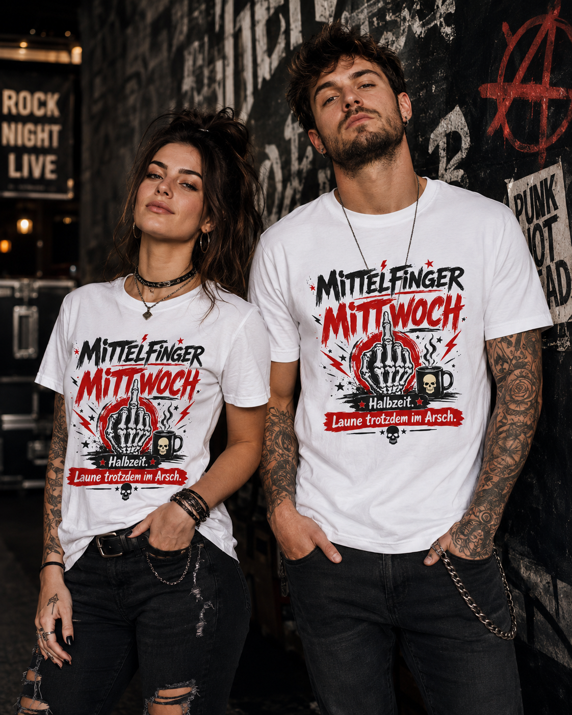 Frau und Mann im modernen rockigen Stil tragen weiße „Mittelfinger Mittwoch“-T-Shirts vor einer dunklen Punk- und Graffitiwand.