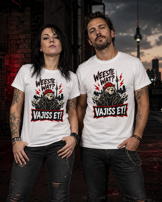 Rockiges Paar in weißen Berlin T-Shirts mit genervtem Bären, Fernsehturm und Berliner Dialektspruch
